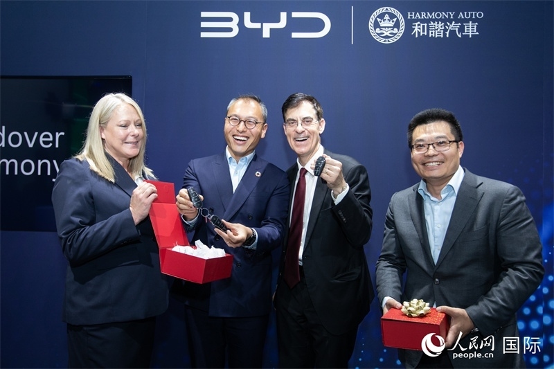 兩位英國(guó)消費(fèi)者獲得新車鑰匙。人民網(wǎng)記者 許立群攝影