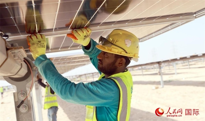 工人正在安裝光伏面板。人民網(wǎng)記者 管克江攝
