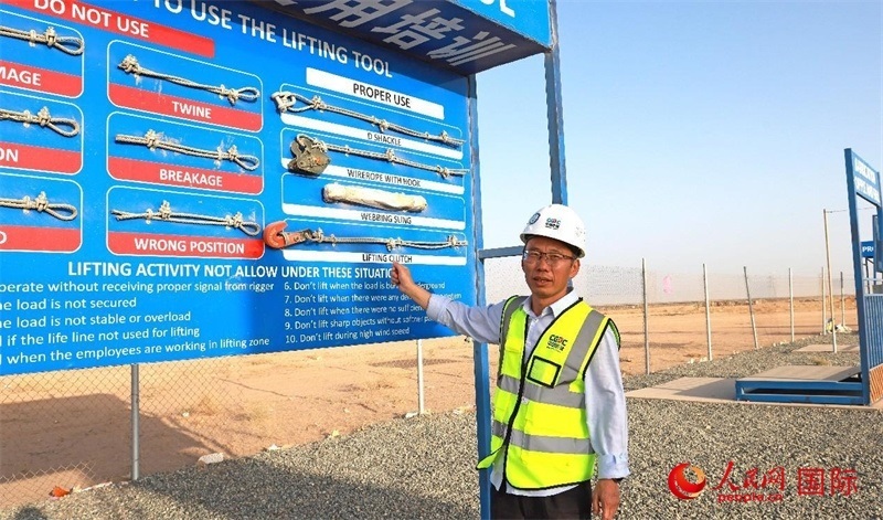 中國(guó)能建國(guó)際工程公司副總經(jīng)理兼阿爾舒巴赫電站項(xiàng)目經(jīng)理熊高峽展示安全培訓(xùn)中心設(shè)施。人民網(wǎng)記者 管克江攝