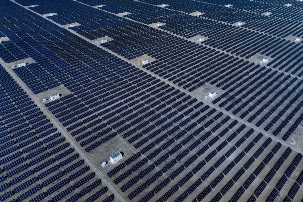 這是2024年4月15日在青海省海南藏族自治州共和縣塔拉灘綠色產(chǎn)業(yè)發(fā)展園區(qū)拍攝的光伏電站。新華社記者 張龍 攝