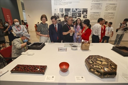 2023年5月28日，北京，推光漆器匠人為駐華使節(jié)展示技藝。