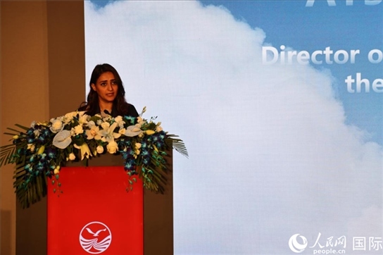 阿聯(lián)酋經(jīng)濟部旅游司司長艾莎·阿菲菲致辭。人民網(wǎng)記者張志文攝
