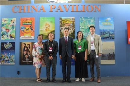 相關(guān)公司代表與中國(guó)駐里約熱內(nèi)盧總領(lǐng)館商務(wù)參贊敬艷輝在中國(guó)聯(lián)合展臺(tái)前合影。中廣國(guó)際公司供圖