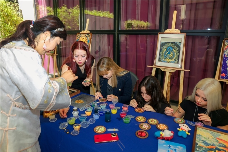 西班牙嘉賓參觀青海傳統(tǒng)手工技藝展示。主辦方供圖