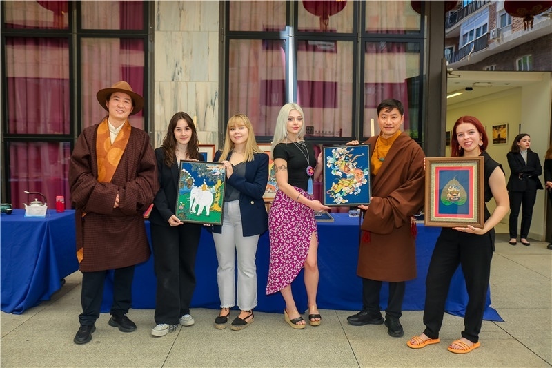 西班牙嘉賓參觀青海傳統(tǒng)手工技藝展示。主辦方供圖