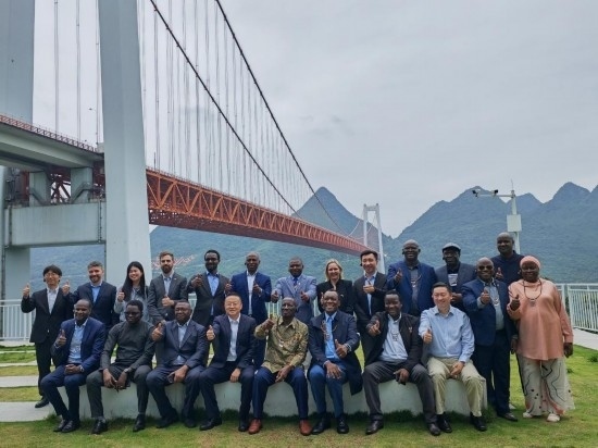 使節(jié)團(tuán)與壩陵河大橋合影。新華社記者 吳思 攝