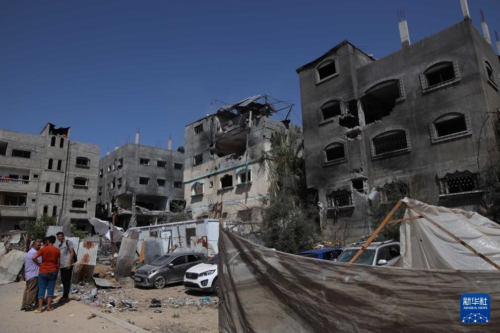 這是6月8日在加沙地帶中部努賽賴特難民營拍攝的在以軍襲擊中受損嚴(yán)重的房屋及車輛。新華社發(fā)（馬爾萬·達烏德攝）