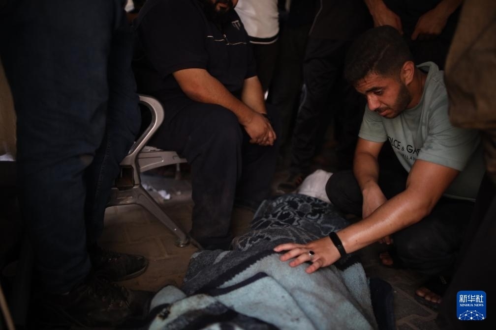 這是6月8日在加沙地帶中部努賽賴特難民營拍攝的以軍襲擊受害者。新華社發(fā)（馬爾萬·達烏德攝）