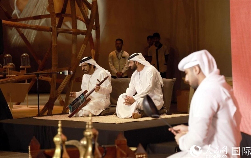 阿拉伯咖啡演示和當?shù)匚幕硌荨Ｈ嗣窬W(wǎng)記者 管克江攝