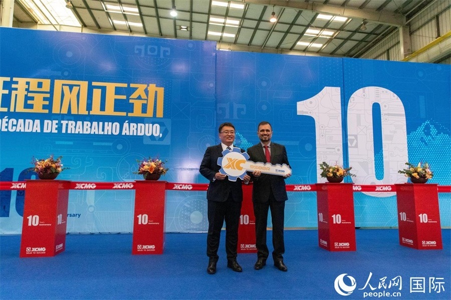 儀式上，徐工巴西制造總經(jīng)理李寒光將第23456臺產(chǎn)品鑰匙交付給客戶巴西Simak公司首席執(zhí)行官安德森·阿布魯手中。 人民日報社拉美中心分社 威廉·科埃略·維亞納攝