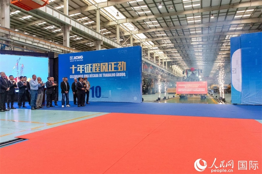 儀式上，米納斯吉拉斯州、波蘇阿雷格里市政府官員，徐工巴西制造的供應商、經(jīng)銷商、客戶伙伴、員工代表和在巴中資機構(gòu)代表等，一起祝賀徐工巴西制造第23456臺產(chǎn)品下線并交付客戶。 人民日報社拉美中心分社 威廉·科埃略·維亞納攝