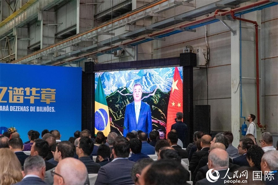 中國駐巴西大使祝青橋在視頻致辭中表示，徐工在巴西的發(fā)展，是眾多中國企業(yè)在習近平主席提出的共建“一帶一路”倡議推動下，將中國的技術(shù)和產(chǎn)業(yè)發(fā)展成果帶往世界，促進各國發(fā)展的縮影。 人民日報社拉美中心分社 威廉·科埃略·維亞納攝