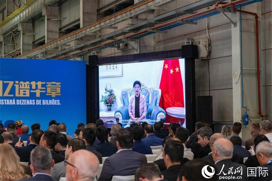 中國駐里約熱內(nèi)盧總領(lǐng)事田敏在視頻致辭中表示，中國是米納斯吉拉斯州第一大貿(mào)易伙伴和重要投資來源國。近年來，雙方在貿(mào)易投資、科技創(chuàng)新、裝備制造、人文交流等領(lǐng)域開展了富有成果的合作。 人民日報社拉美中心分社 威廉·科埃略·維亞納攝