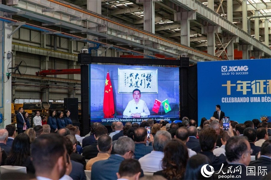 徐工集團、徐工機械董事長楊東升在視頻致辭中表示，徐工作為中國工程機械的排頭兵，堅定不移實施國際化主戰(zhàn)略，投資運營的徐工巴西制造基地成為見證中巴友誼的標桿示范。 人民日報社拉美中心分社 威廉·科埃略·維亞納攝