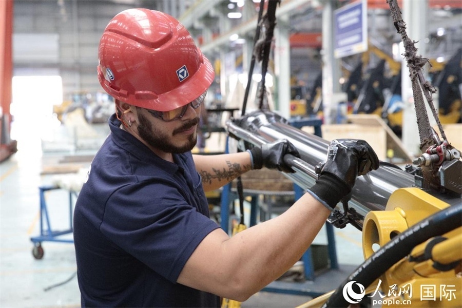 一名徐工巴西制造基地的當?shù)貑T工正在進行設(shè)備安裝和調(diào)試。 人民日報社拉美中心分社 威廉·科埃略·維亞納攝