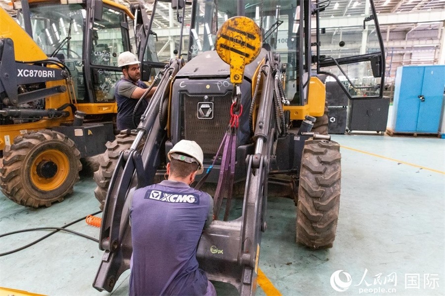 兩名徐工巴西制造基地的當?shù)貑T工正在進行設(shè)備安裝和調(diào)試。 人民日報社拉美中心分社 威廉·科埃略·維亞納攝