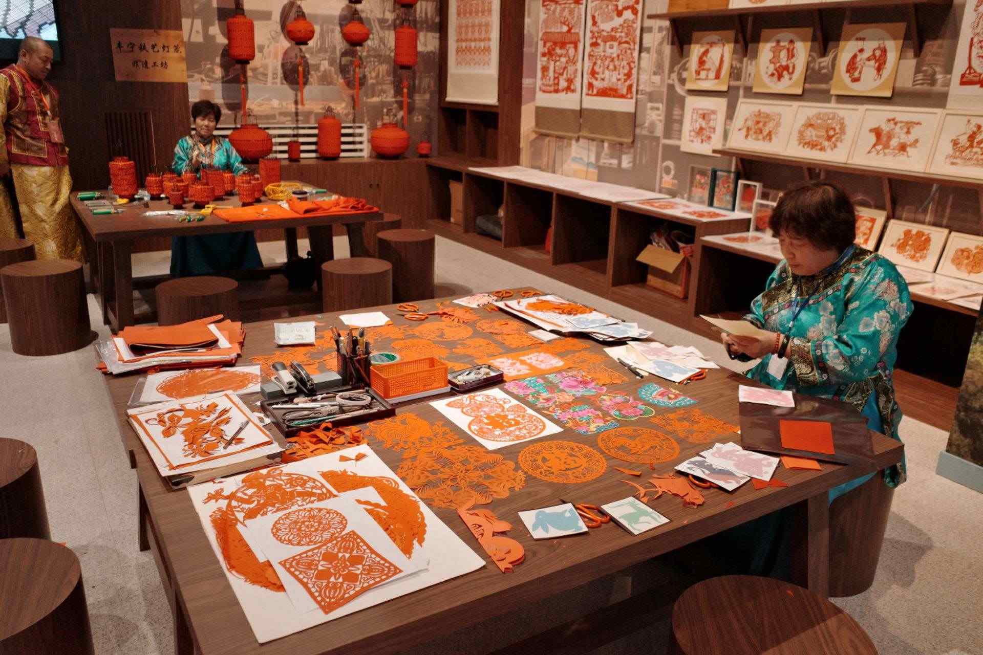 “氣象萬千——中國非遺保護(hù)實(shí)踐主題展”上，非遺傳承人現(xiàn)場展示。人民網(wǎng)記者 劉微攝