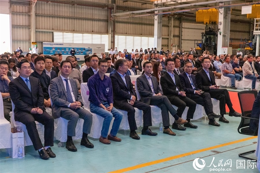 巴西米納斯吉拉斯州、波蘇阿雷格里市政府官員，徐工巴西制造的供應商、經(jīng)銷商、客戶伙伴和員工代表，以及在巴中資機構(gòu)代表等200多人，出席了徐工巴西制造投產(chǎn)運營10周年暨第23456臺產(chǎn)品下線儀式。 人民網(wǎng) 威廉·科埃略·維亞納攝