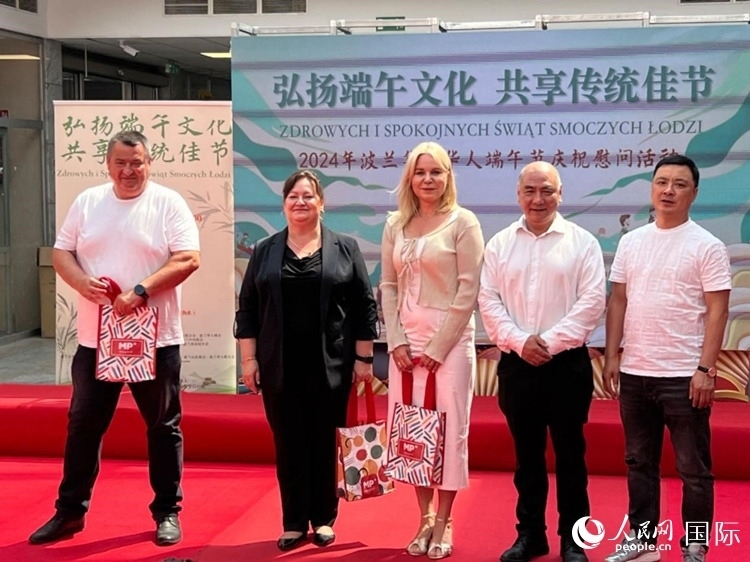 向波蘭友人發(fā)放端午節(jié)慰問品。人民網(wǎng)記者 李增偉攝