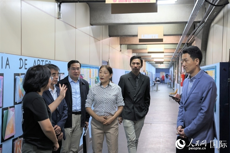 中國駐里約總領(lǐng)館商務(wù)參贊敬艷輝（右一）等嘉賓在里約孔院中方院長孫艷萍（左一）帶領(lǐng)下，參觀薩繆爾·韋納公立學(xué)校的中文教室，了解該校中文教學(xué)軟硬件設(shè)施。人民網(wǎng)記者 時元皓攝