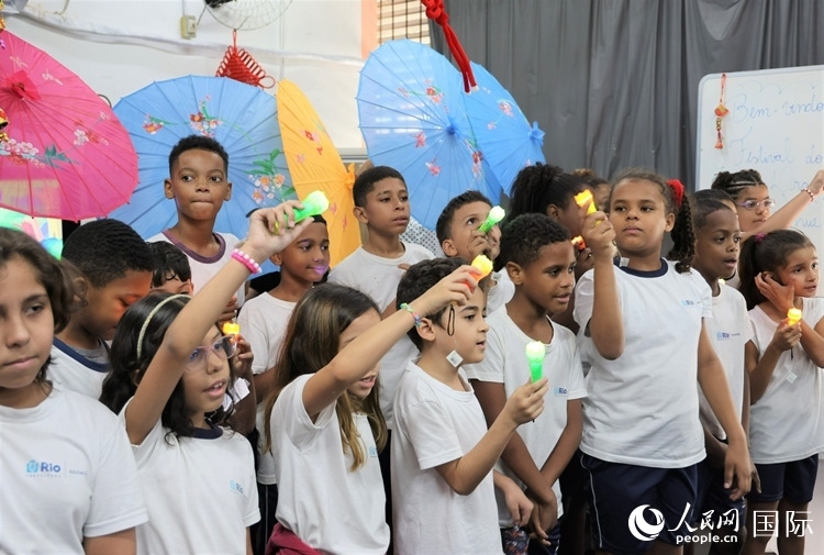 端午節(jié)活動在里約薩繆爾·韋納公立學(xué)校舉辦，該校師生合唱中文歌曲。 人民網(wǎng)記者 時元皓攝