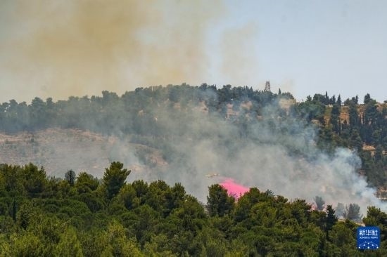 6月12日，以色列北部加利利地區(qū)遭受火箭彈襲擊后冒出滾滾濃煙。新華社發(fā)（阿亞爾·馬戈林攝/基尼圖片社）