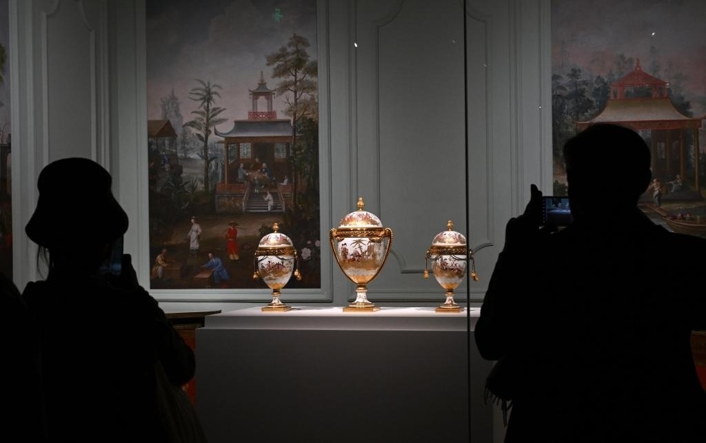 4月1日，觀眾在北京故宮參觀“紫禁城與凡爾賽宮——17、18世紀(jì)的中法交往”展覽。新華社記者金良快攝