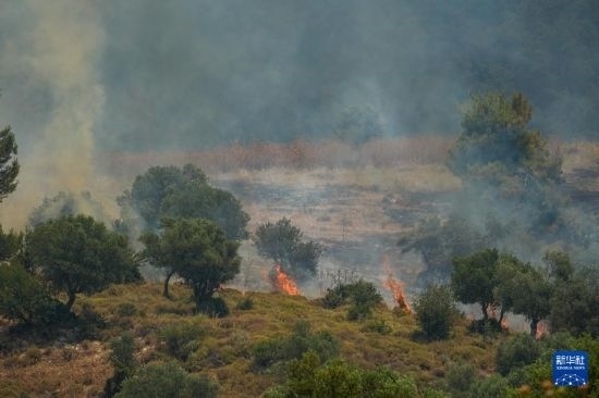 6月12日，以色列北部加利利地區(qū)遭受火箭彈襲擊后冒出滾滾濃煙。新華社發(fā)（阿亞爾·馬戈林攝/基尼圖片社）