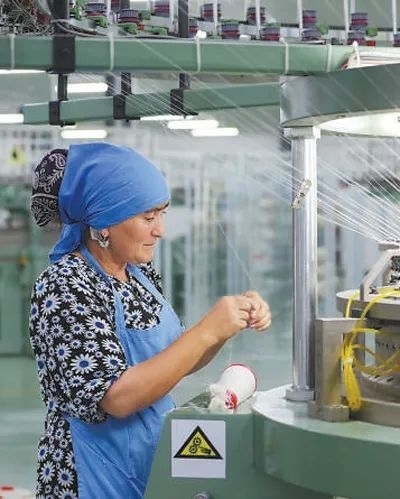 在針織毛坯車間，當(dāng)?shù)毓と苏诮泳€。胡澤曦?cái)z