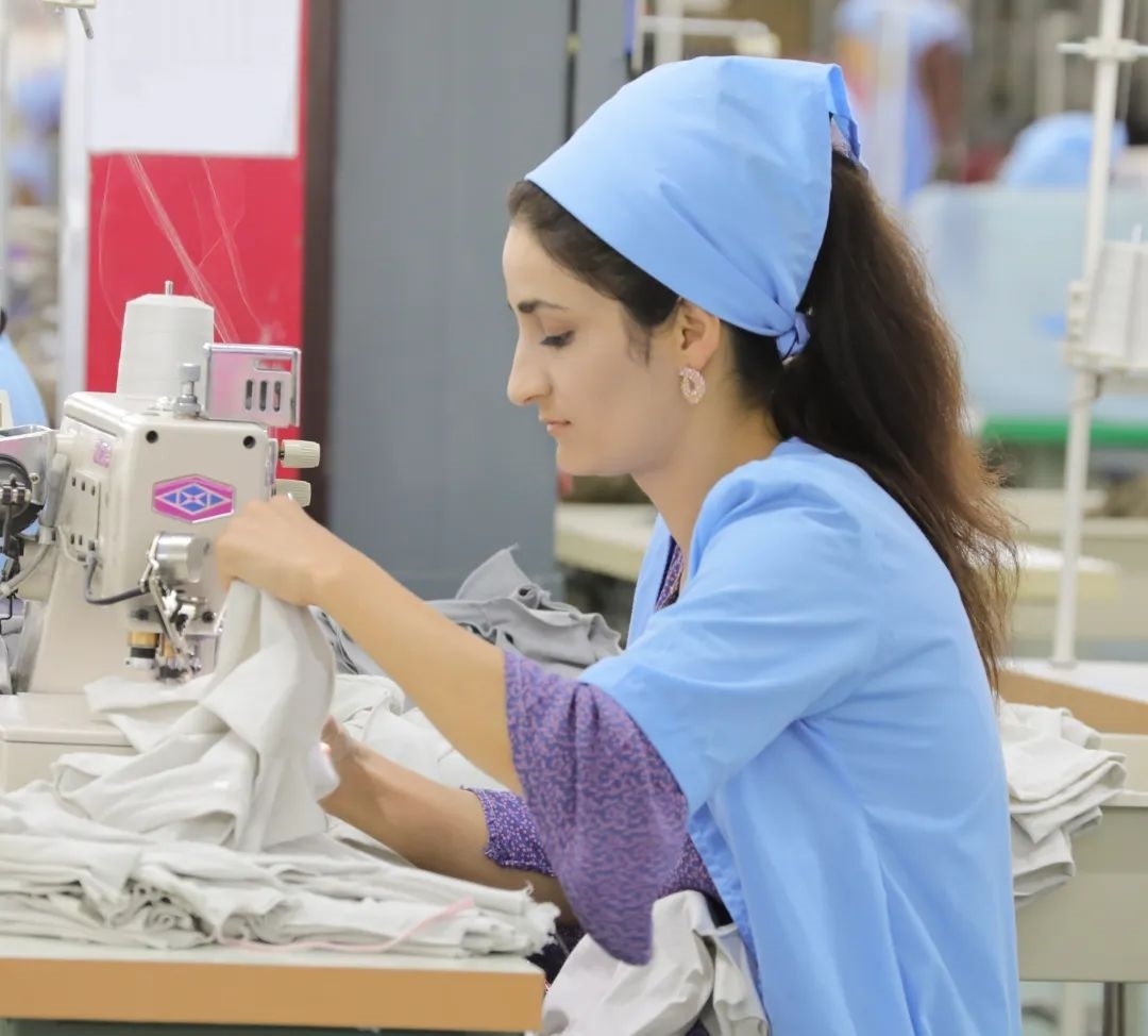 當(dāng)?shù)毓と苏谶M(jìn)行成衣縫紉。胡澤曦?cái)z