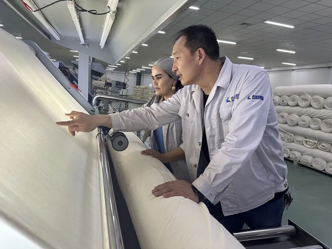 中方技術(shù)人員正在指導(dǎo)當(dāng)?shù)毓と?。屈佩攝