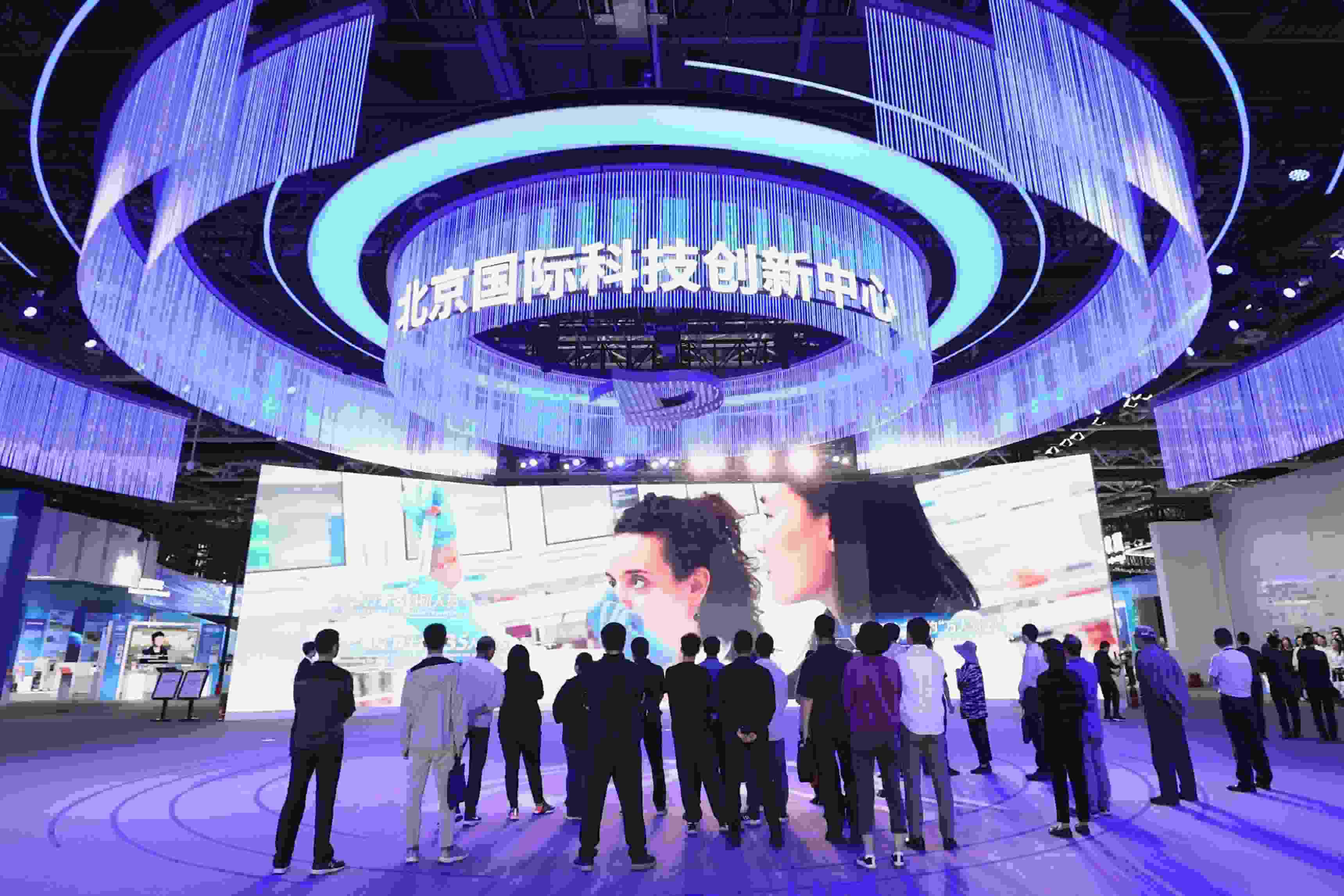 △2024年5月11日，觀眾在中關(guān)村展示中心觀看科技創(chuàng)新宣傳片。