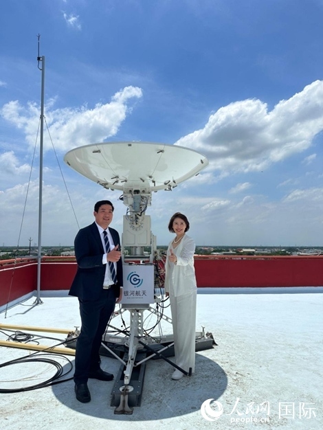 中泰兩國校企合作共贏。左為馬漢科理工大學校長帕納威·普卡亞多，右為銀河航天聯(lián)合創(chuàng)始人劉暢。人民網(wǎng)記者 簡承淵攝