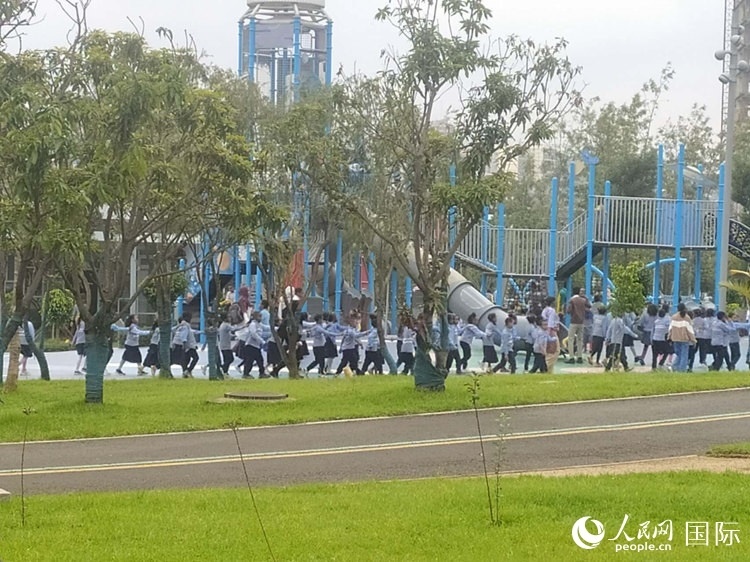 當(dāng)?shù)貎和诠珗@做游戲。人民網(wǎng)記者 黃培昭攝