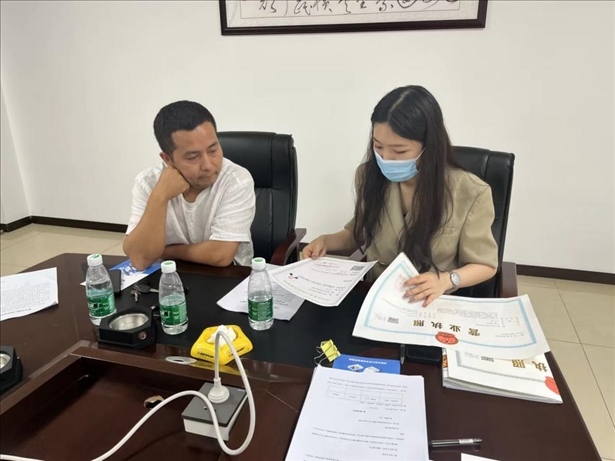 成都市溫江區(qū)市場監(jiān)管局在區(qū)農(nóng)副產(chǎn)品流通交易中心為商戶上門辦理“個轉(zhuǎn)企”登記。成都市市場監(jiān)管局供圖