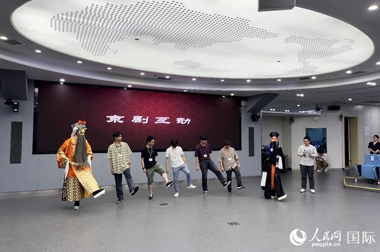 日本大學(xué)生代表團(tuán)學(xué)習(xí)京劇臺步。人民網(wǎng)記者 陳思攝