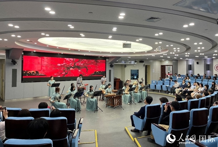 北京第二外國語學(xué)院學(xué)生帶來民樂表演。人民網(wǎng)記者 陳思攝