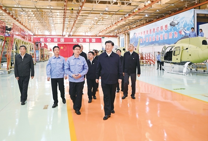 2023年10月10日至13日，中共中央總書記、國家主席、中央軍委主席習近平在江西考察。這是11日上午，習近平在景德鎮(zhèn)市昌河飛機工業(yè)（集團）有限公司考察。 新華社記者 燕雁/攝