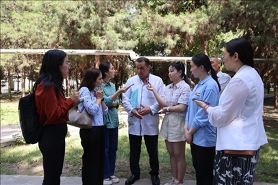 聯(lián)合采訪團隊在采訪塔吉克斯坦中央眼科醫(yī)院副院長馬爾索羅夫·薩爾杜洛。胡澤曦攝