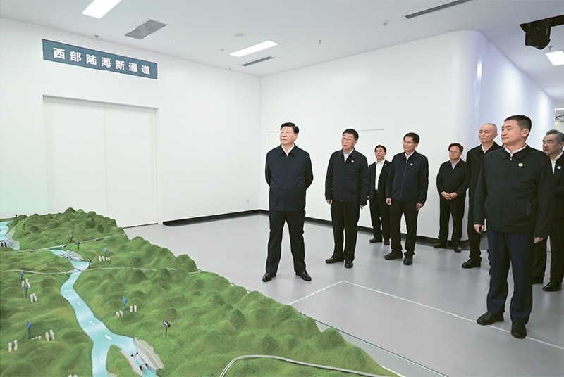 2023年12月14日至15日，中共中央總書記、國家主席、中央軍委主席習近平在廣西考察。這是14日上午，習近平在南寧市考察中國—東盟信息港股份有限公司，結合平陸運河沙盤聽取西部陸海新通道骨干工程建設匯報。 新華社記者 謝環(huán)馳/攝