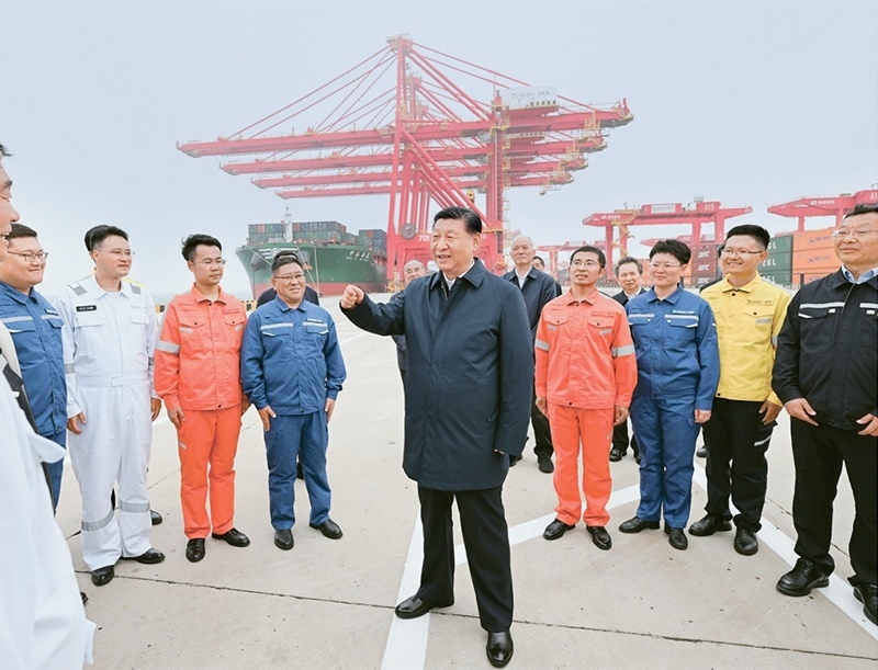 2024年5月22日至24日，中共中央總書記、國家主席、中央軍委主席習近平在山東考察。這是22日下午，習近平在日照港親切慰問港口科技工作者、運營人員、航運人員。 新華社記者 謝環(huán)馳/攝