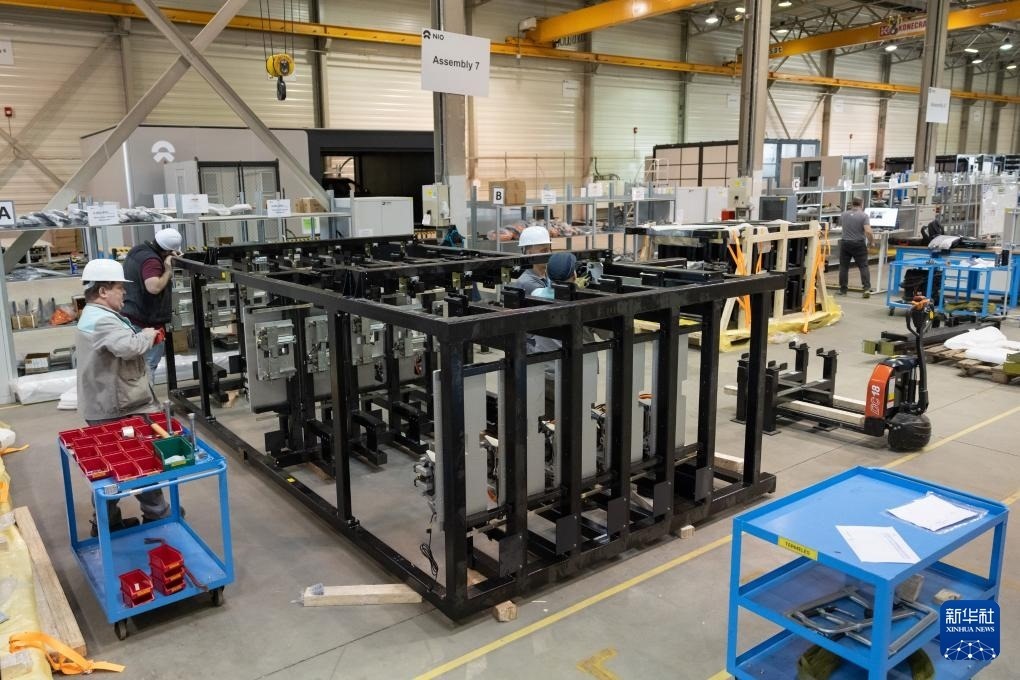 2024年1月26日，在匈牙利比奧托爾巴吉，員工在蔚來能源歐洲工廠工作。新華社發(fā)（弗爾季·奧蒂洛 攝）