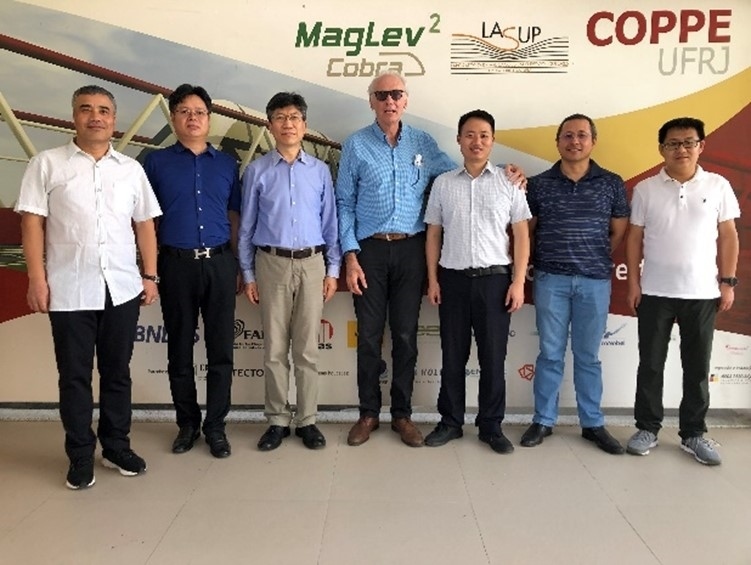 實驗室建設(shè)團隊主要負責(zé)人與巴西里約熱內(nèi)盧聯(lián)邦大學(xué)交流。西南交通大學(xué)供圖