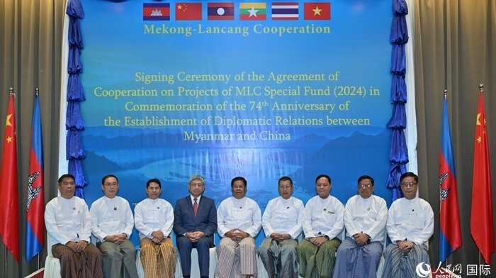 中國(guó)駐緬甸大使陳海（左四）與緬方執(zhí)行部委部長(zhǎng)合影。人民網(wǎng)記者 謝佳君攝