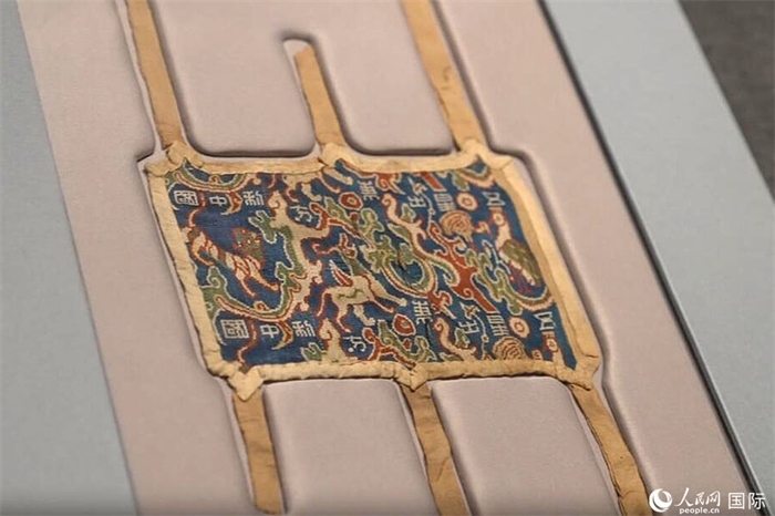 “五星出東方利中國”織錦護(hù)臂。人民網(wǎng)記者 張麗婭攝