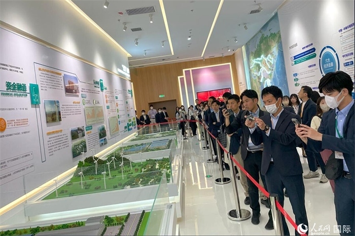 日本創(chuàng)價(jià)學(xué)會(huì)青年代表團(tuán)在烏魯木齊市文化中心規(guī)劃館參觀。人民網(wǎng)記者 張麗婭攝