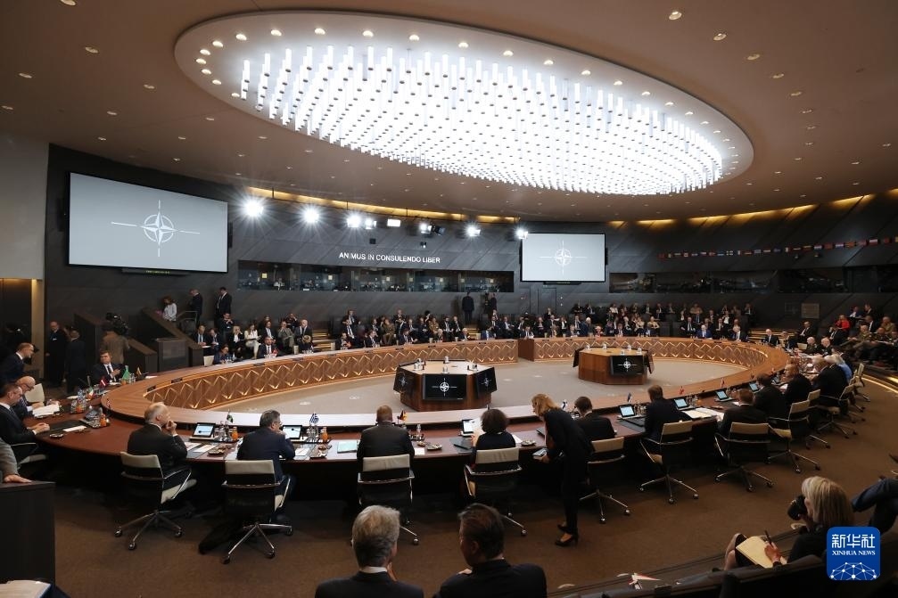 這是6月14日在比利時(shí)布魯塞爾北約總部拍攝的北約防長會(huì)現(xiàn)場。新華社記者 趙丁喆 攝