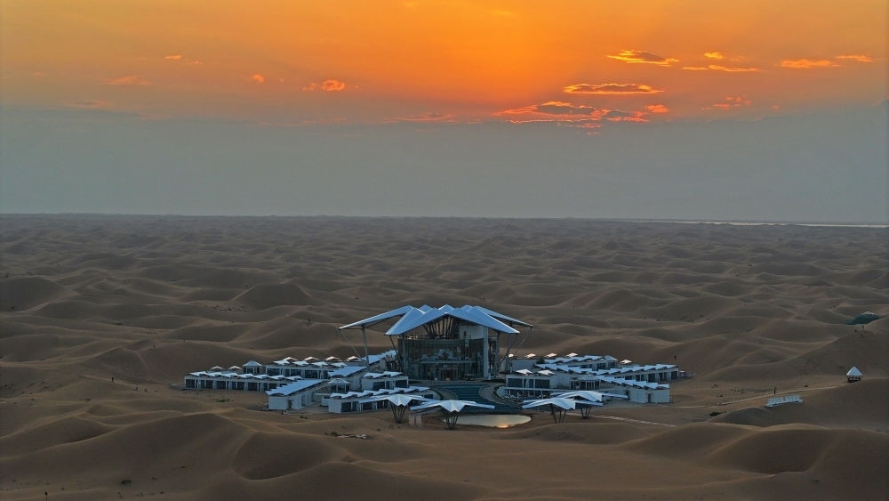 這是位于寧夏中衛(wèi)市沙坡頭景區(qū)的星星酒店（2023年9月6日攝，無人機照片）。新華社記者 王鵬 攝