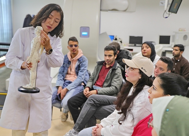 2023年4月19日，河北省秦皇島市中醫(yī)醫(yī)院醫(yī)務(wù)工作者為燕山大學(xué)外國留學(xué)生講解中醫(yī)經(jīng)絡(luò)知識(shí)。