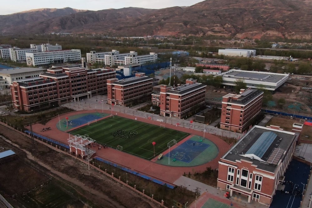 這是果洛西寧民族中學(xué)（2021年4月28日攝，無人機照片）。